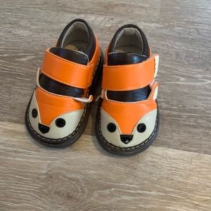 Adorable toddler shoes that squeak!
